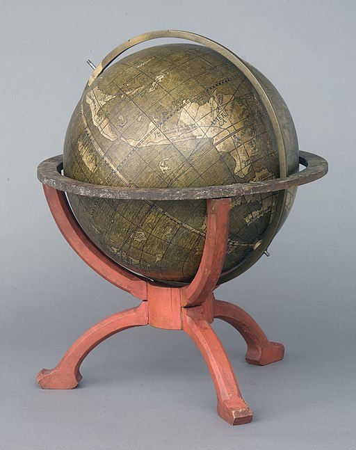 512px-Schöner,_Johann,_Erdglobus_mit_Holzgestell,_um_1515,_Holz,_Pappmaché,_Papier_©_Historisches_Museum_Frankfurt_am_Main_Fotograf_Uwe_Dettmar