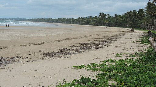 Sand_and_sea,_Mission_Beach,_2016